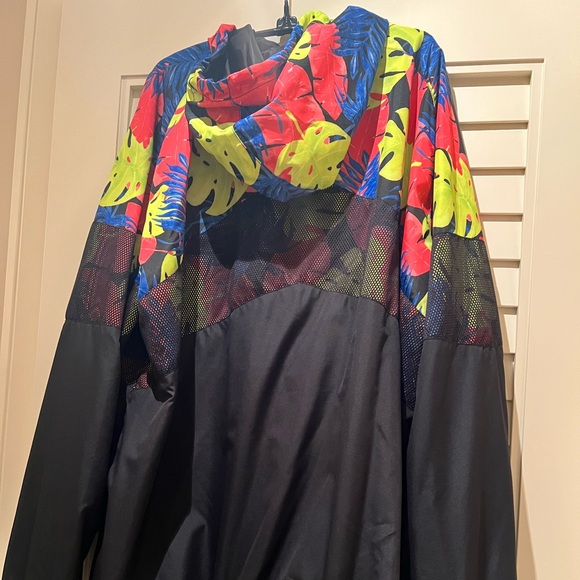 Black nylon jacket with tropical design. - Picture 2 of 9